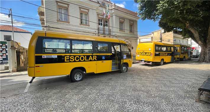 Educação recebe três novos ônibus escolares